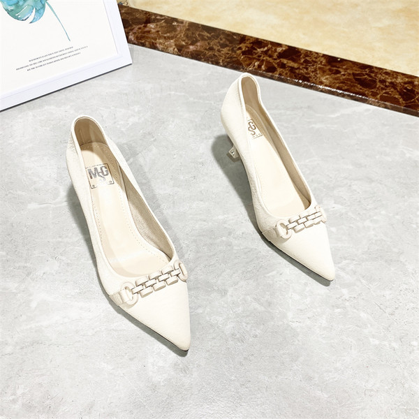 Γυναικεία παπούτσια με λεπτές γόβες - μυτερό μοντέλο δύο χρωμάτων