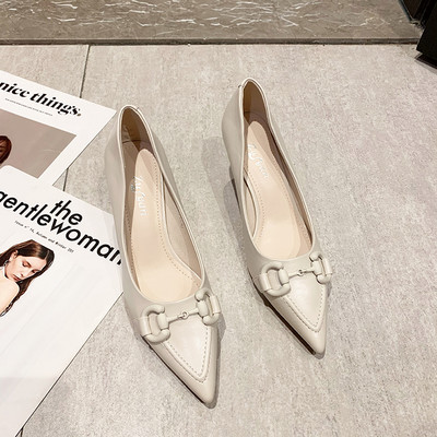 Γυναικεία παπούτσια με λεπτό τακούνι 7 εκατοστών μοντέλο