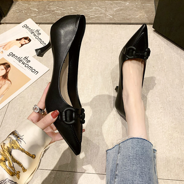 Γυναικεία παπούτσια με λεπτό τακούνι 7 εκατοστών μοντέλο