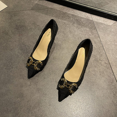 Γυναικεία ακονισμένα παπούτσια με μεταλλικό στοιχείο και τακούνι 7 εκ