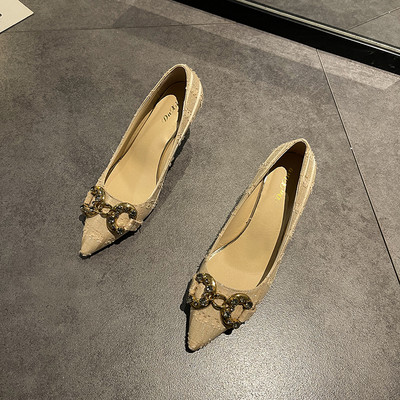 Γυναικεία ακονισμένα παπούτσια με μεταλλικό στοιχείο και τακούνι 7 εκ