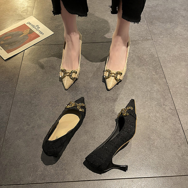 Γυναικεία ακονισμένα παπούτσια με μεταλλικό στοιχείο και τακούνι 7 εκ