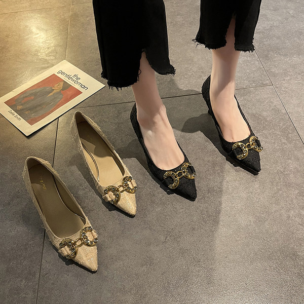 Γυναικεία ακονισμένα παπούτσια με μεταλλικό στοιχείο και τακούνι 7 εκ