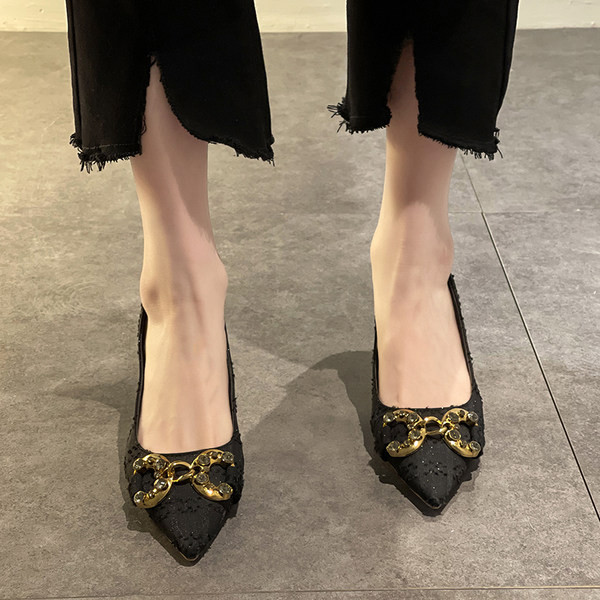 Γυναικεία ακονισμένα παπούτσια με μεταλλικό στοιχείο και τακούνι 7 εκ