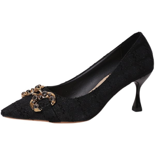 Γυναικεία ακονισμένα παπούτσια με μεταλλικό στοιχείο και τακούνι 7 εκ