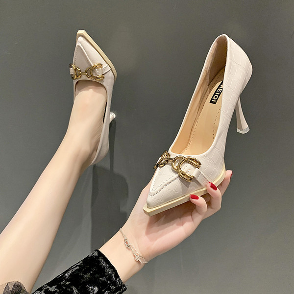 Γυναικεία έκο δερμάτινα παπούτσια με μεταλλική διακόσμηση και τακούνι