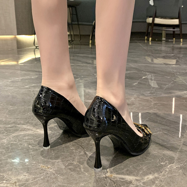 Γυναικεία έκο δερμάτινα παπούτσια με μεταλλική διακόσμηση και τακούνι