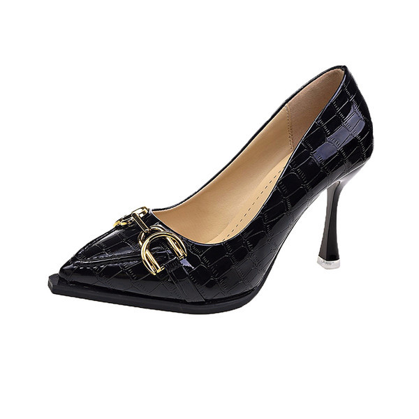 Γυναικεία έκο δερμάτινα παπούτσια με μεταλλική διακόσμηση και τακούνι