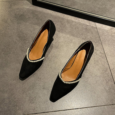 Γυναικεία παπούτσια από οικολογικό δέρμα με  διακόσμηση και τακούνι 6 εκ