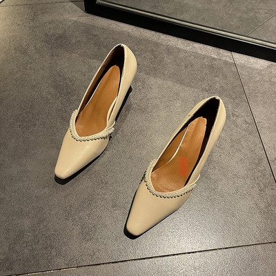 Γυναικεία παπούτσια από οικολογικό δέρμα με  διακόσμηση και τακούνι 6 εκ