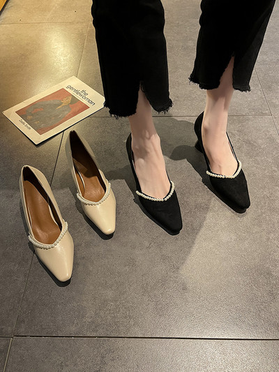 Γυναικεία παπούτσια από οικολογικό δέρμα με  διακόσμηση και τακούνι 6 εκ