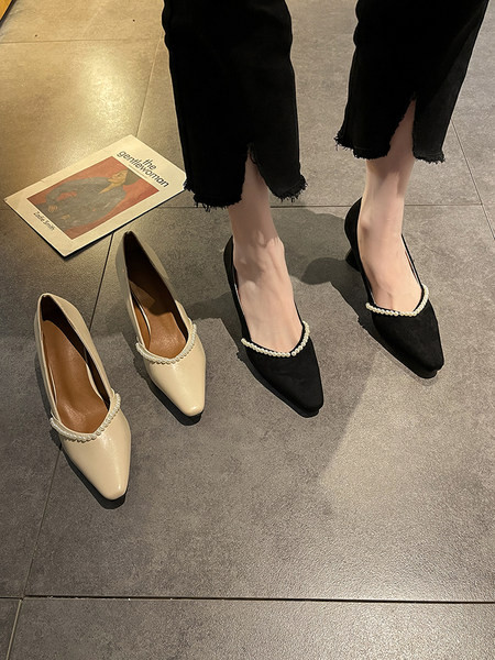 Γυναικεία παπούτσια από οικολογικό δέρμα με  διακόσμηση και τακούνι 6 εκ