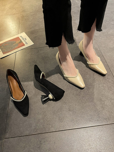 Γυναικεία παπούτσια από οικολογικό δέρμα με  διακόσμηση και τακούνι 6 εκ