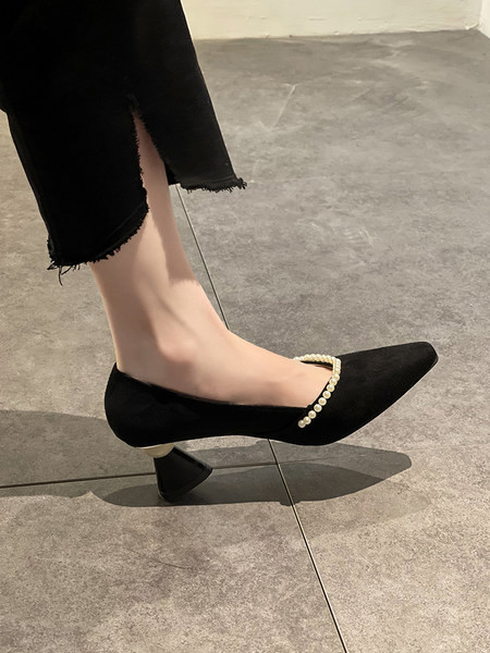 Γυναικεία παπούτσια από οικολογικό δέρμα με  διακόσμηση και τακούνι 6 εκ