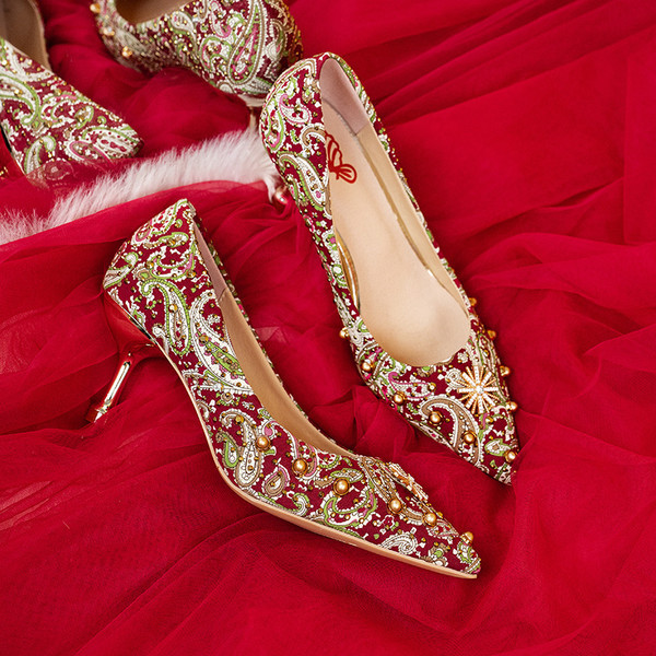 Model nou de pantofi de dama cu broderie si toc