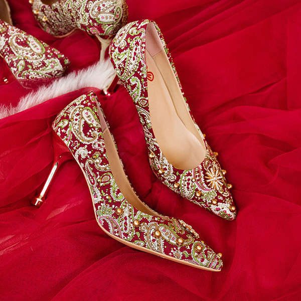 Model nou de pantofi de dama cu broderie si toc