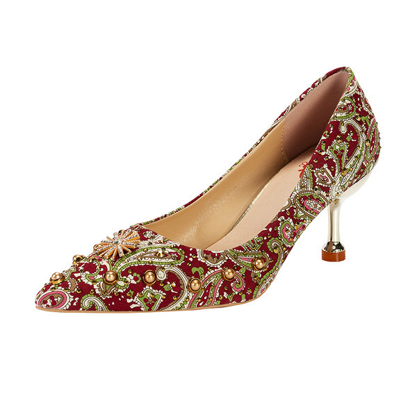 Model nou de pantofi de dama cu broderie si toc