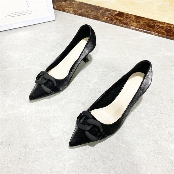 Γυναικεία παπούτσια από faux δέρμα σε δύο χρώματα και ψηλοτάκουνα