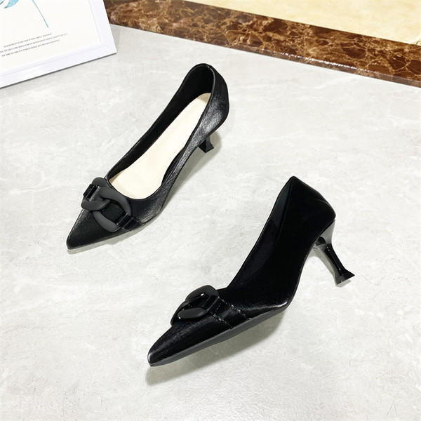 Γυναικεία παπούτσια από faux δέρμα σε δύο χρώματα και ψηλοτάκουνα