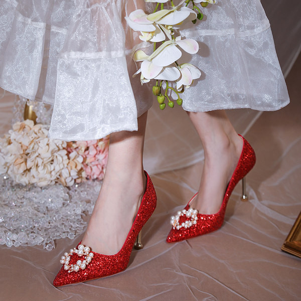 Γυαλιστερά γυναικεία παπούτσια με πέρλες και τακούνι 6,5 εκ