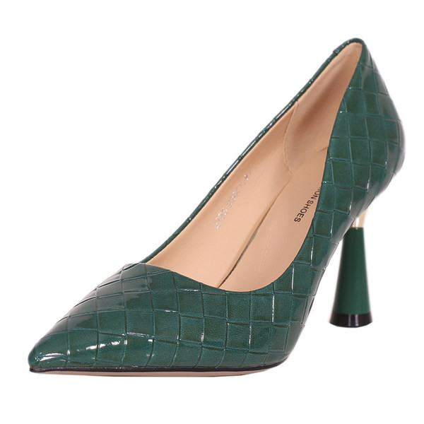 Γυναικεία λουστρίνι παπούτσια με τακούνι - μυτερό μοντέλο