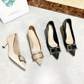 Γυναικεία παπούτσια με μεταλλική διακόσμηση και τακούνι