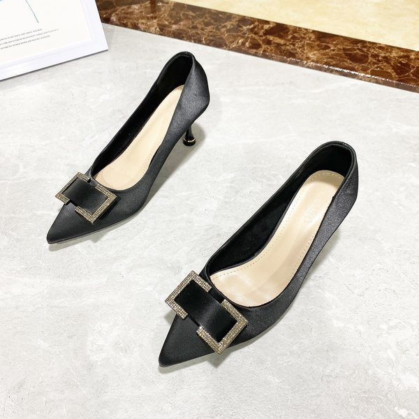 Γυναικεία παπούτσια με μεταλλική διακόσμηση και τακούνι