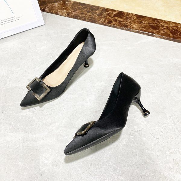 Γυναικεία παπούτσια με μεταλλική διακόσμηση και τακούνι