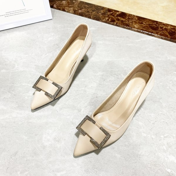 Γυναικεία παπούτσια με μεταλλική διακόσμηση και τακούνι