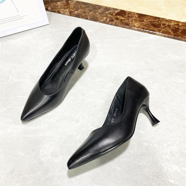 Μοντέρνα παπούτσια με τακούνια - μυτερό μοντέλο