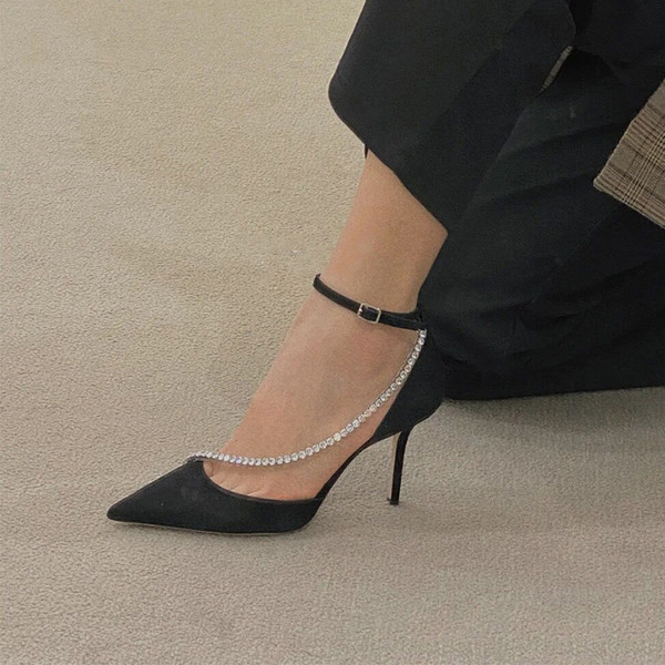 Γυναικεία μυτερά παπούτσια με μεταλλική αγκράφα ψηλό τακούνι 11 εκ. και διακοσμητικές πέτρες