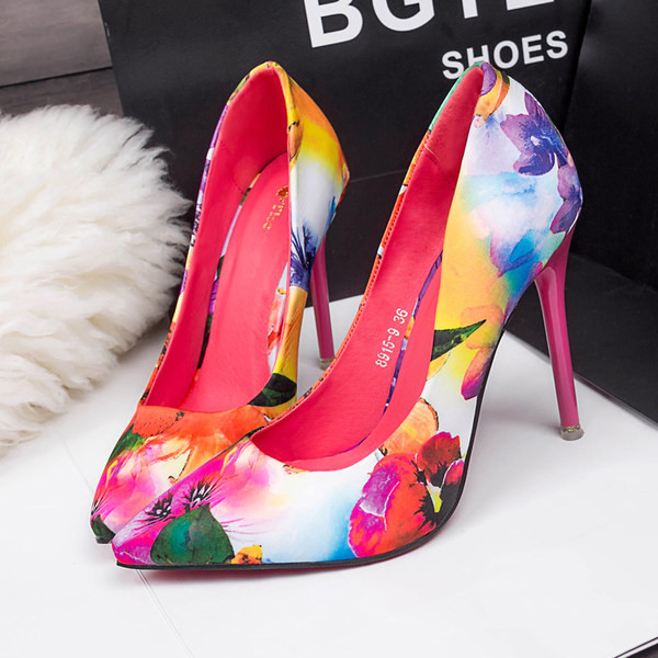 Νέο μοντέλο χρωματιστά μυτερά παπούτσια  με τακούνι ύψους 10 εκατοστών