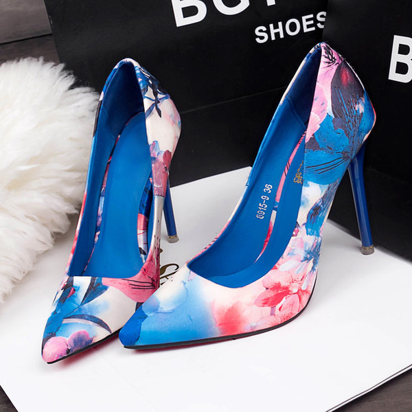 Νέο μοντέλο χρωματιστά μυτερά παπούτσια  με τακούνι ύψους 10 εκατοστών