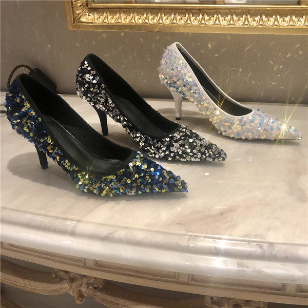 Γυναικεία μυτερά παπούτσια με ψηλή λεπτή γόβα 6 εκ. και παγιέτες