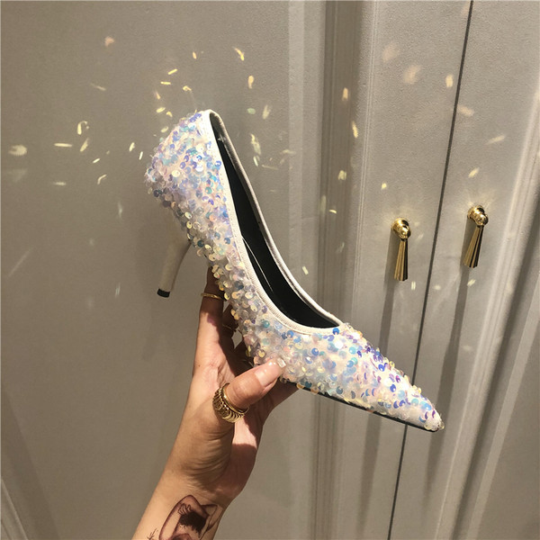 Γυναικεία μυτερά παπούτσια με ψηλή λεπτή γόβα 6 εκ. και παγιέτες