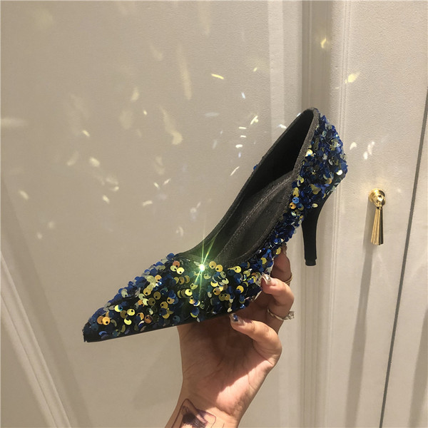 Γυναικεία μυτερά παπούτσια με ψηλή λεπτή γόβα 6 εκ. και παγιέτες