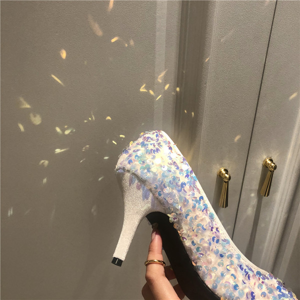 Γυναικεία μυτερά παπούτσια με ψηλή λεπτή γόβα 6 εκ. και παγιέτες