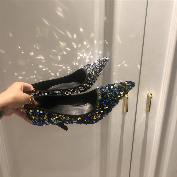 Γυναικεία μυτερά παπούτσια με ψηλή λεπτή γόβα 6 εκ. και παγιέτες