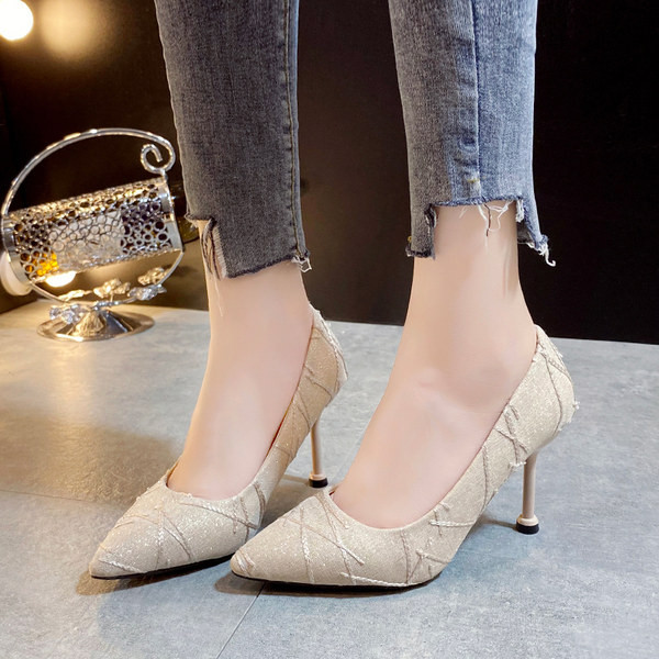 Μυτερό μοντέλο γυναικεία παπούτσια  με λεπτό τακούνι 7 εκ