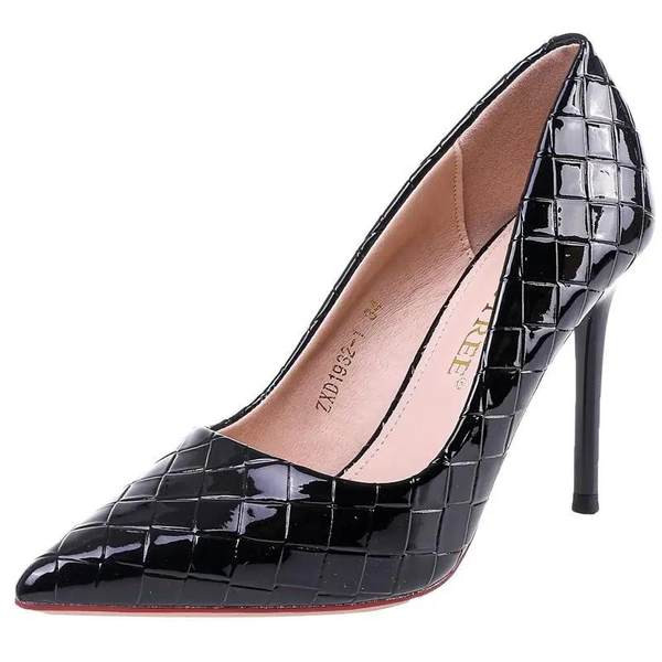 Κομψά μυτερά παπούτσια με λεπτές γόβες