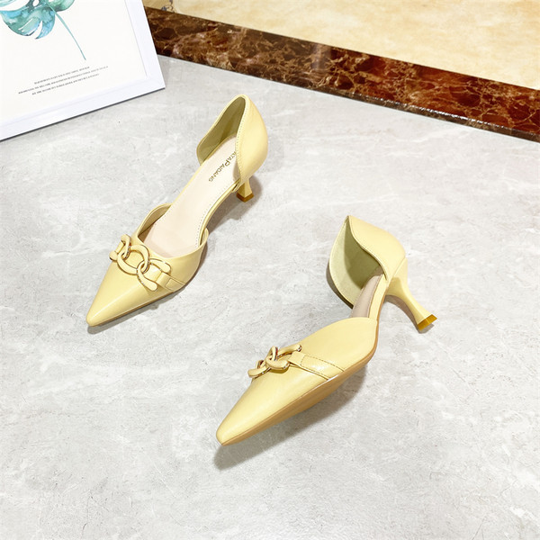 Ženske casual cipele s tankom petom i metalnim ukrasom