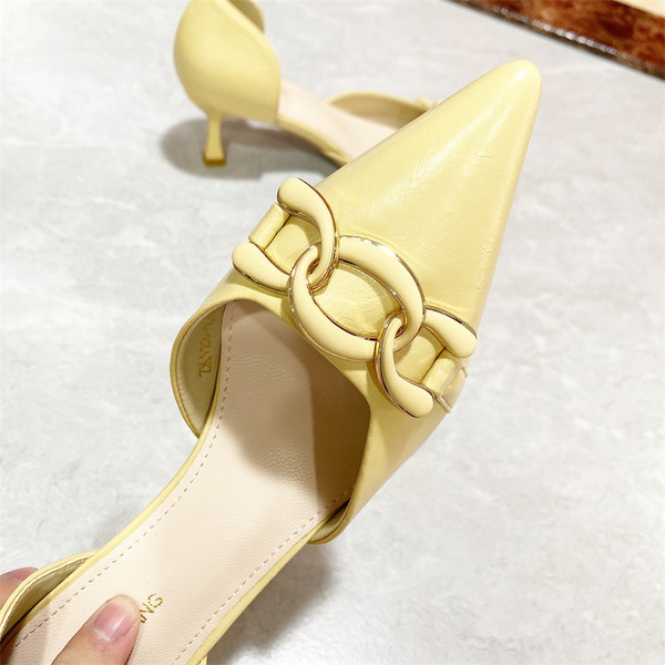 Ženske casual cipele s tankom petom i metalnim ukrasom