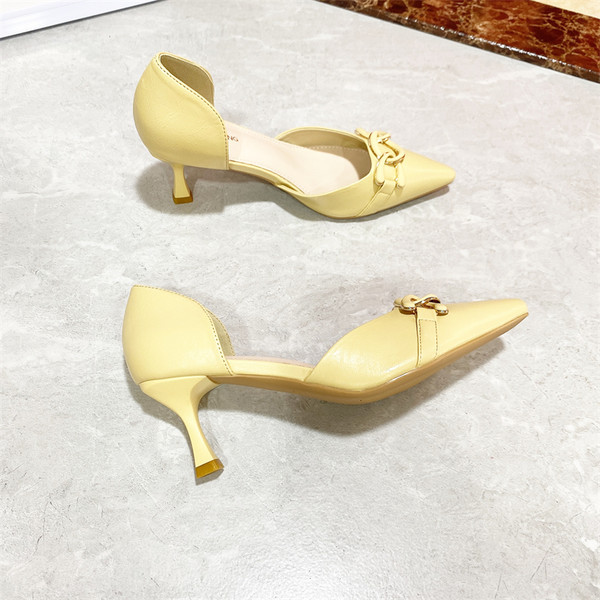 Ženske casual cipele s tankom petom i metalnim ukrasom