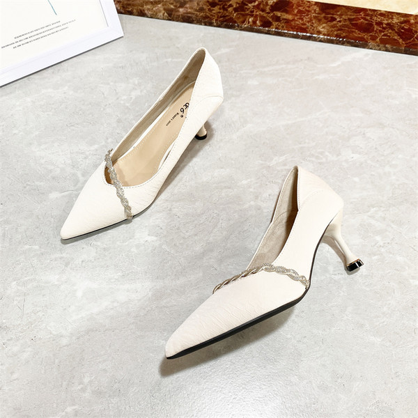 Pantofi de dama cu toc subtire si decor metalic