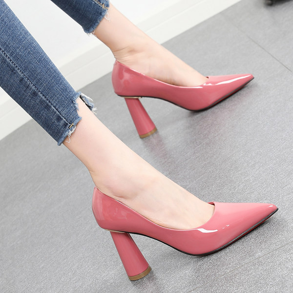 Γυναικεία παπούτσια από λουστρίνι με χοντρά τακούνια