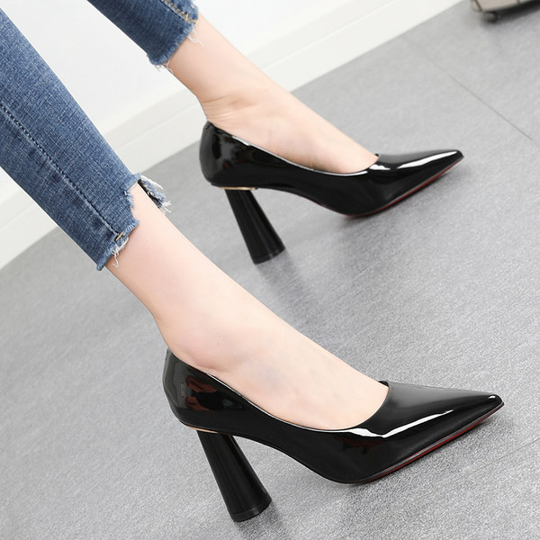 Γυναικεία παπούτσια από λουστρίνι με χοντρά τακούνια