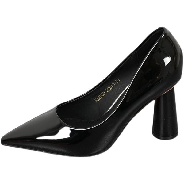 Γυναικεία παπούτσια από λουστρίνι με χοντρά τακούνια