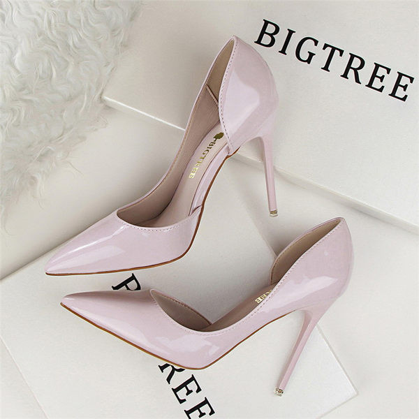 Κομψά γυναικεία μυτερά παπούτσια από faux δέρμα