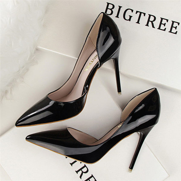 Κομψά γυναικεία μυτερά παπούτσια από faux δέρμα