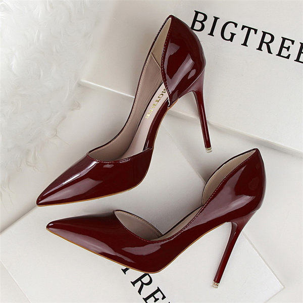 Κομψά γυναικεία μυτερά παπούτσια από faux δέρμα